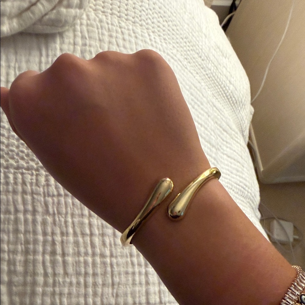 Elegant Gold Women's Bracelet